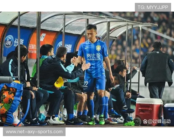 成都足球队配合引发热议球迷对战术选择和球员默契提出不同看法